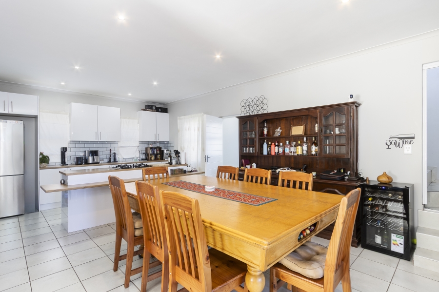 6 Bedroom Property for Sale in Sir Lowrys Pass Village Western Cape